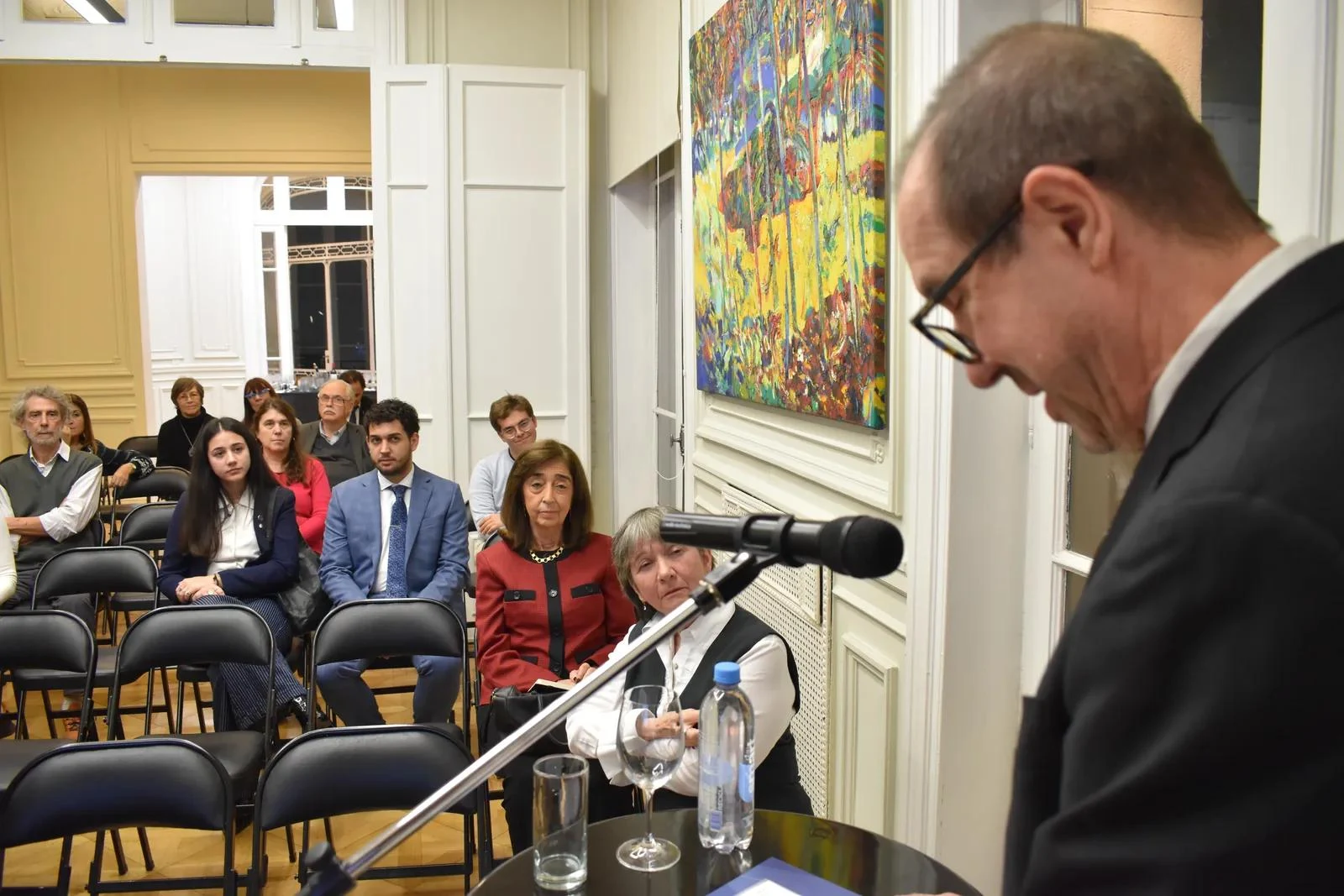 Un expositor se dirige al público durante el encuentro sobre edadismo.